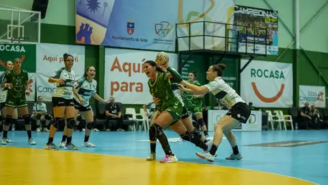 Zaira Benítez intenta detener un ataque de Rocasa Gran Canaria. Zaira Benítez intenta detener un ataque de Rocasa Gran Canaria.