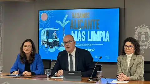 De izquierda a derecha Isabel Luján, Manuel Villar y Lucía de la Vega De izquierda a derecha Isabel Luján, Manuel Villar y Lucía de la Vega