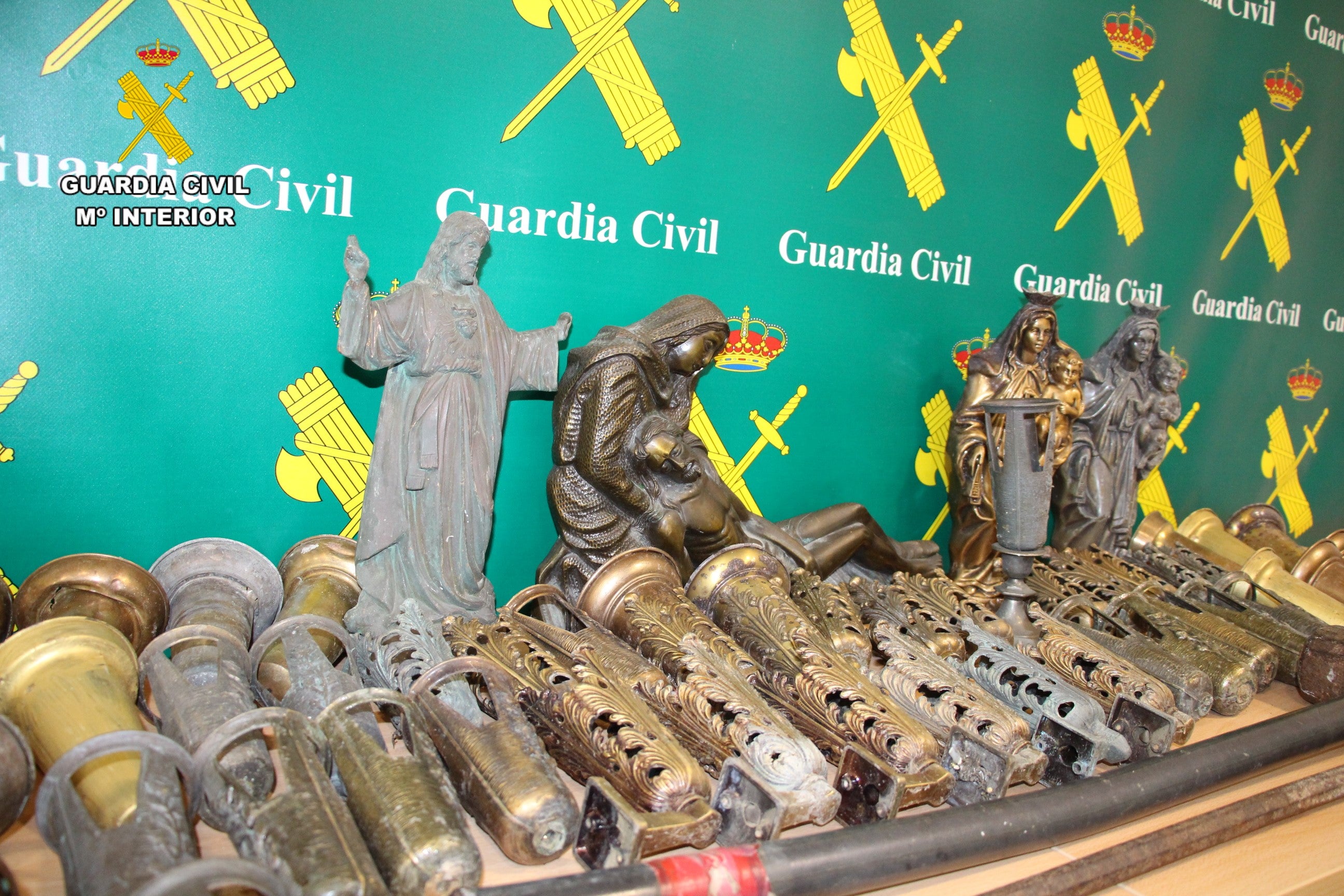 Detenidos tres varones por robos en cementerios de Cantabria Detenidos tres varones por robos en cementerios de Cantabria