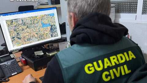 Agente frente al mapa Tur&iacute;s y Godelleta
