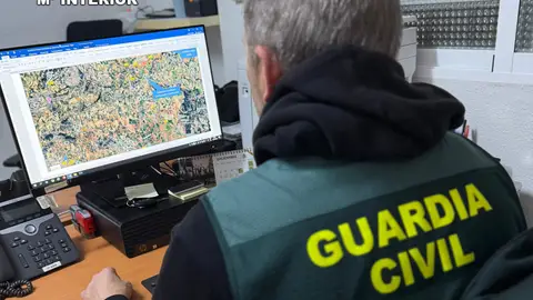 Agente frente al mapa Turís y Godelleta Agente frente al mapa Turís y Godelleta