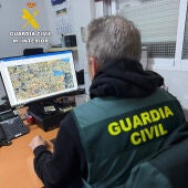 Agente frente al mapa Turís y Godelleta