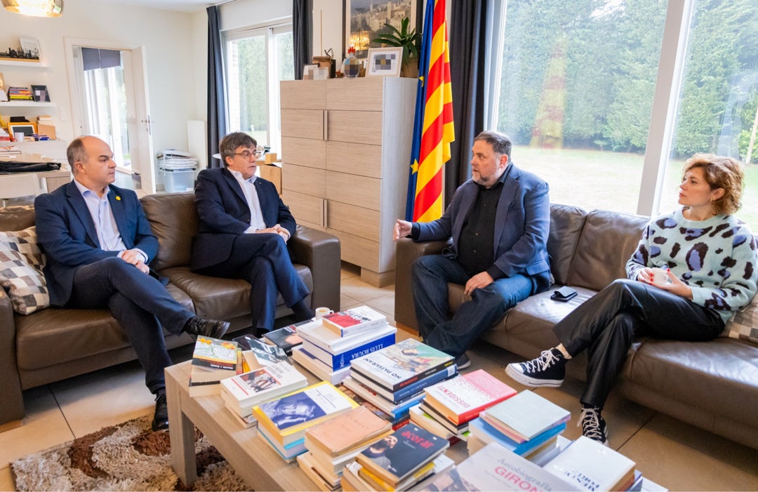 Puigdemont y Junqueras inician una "nueva etapa" de deshielo con "espacios de trabajo coordinado" Puigdemont y Junqueras inician una "nueva etapa" de deshielo con "espacios de trabajo coordinado"