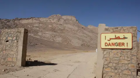 Imagen de archivo de una zona de Tamanrasset (Argelia), con un cartel que indica peligro El Gobierno investiga el secuestro por el Estado Islámico de una mujer en Argelia