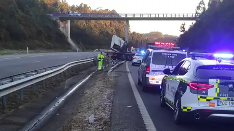 Dos heridos en una colisión en la A8 en Tapia Dos heridos en una colisión en la A8 en Tapia