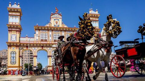 Caballista y coches de caballo en el recinto ferial de la Feria de Abril de Sevilla el 26 de abril del 2023