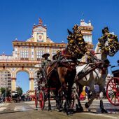 Caballista y coches de caballo en el recinto ferial de la Feria de Abril de Sevilla el 26 de abril del 2023