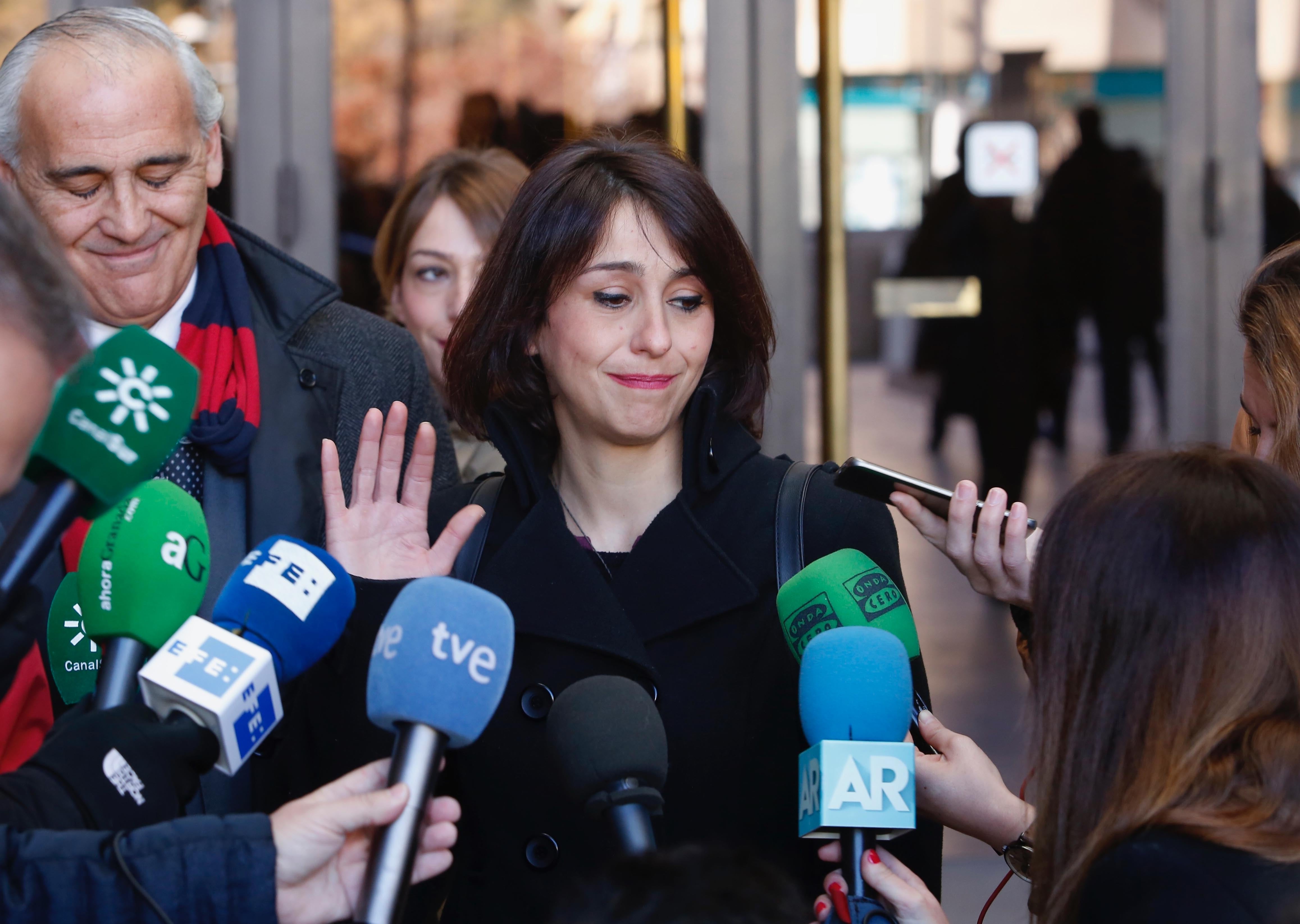El juez ordena a Juana Rivas entregar a su hijo menor a su padre la próxima semana El juez ordena a Juana Rivas entregar a su hijo menor a su padre la próxima semana