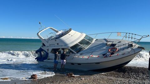 Embarcación varada en la playa Belcaire de Moncofa. 