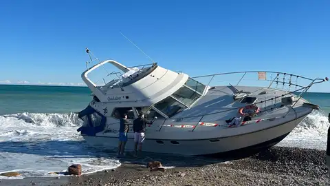 Embarcación varada en la playa Belcaire de Moncofa. Embarcación varada en la playa Belcaire de Moncofa.