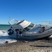 Embarcación varada en la playa Belcaire de Moncofa. 