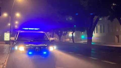Un vehículo de la Policía Nacional patrulla durante la noche en Almería. Un vehículo de la Policía Nacional patrulla durante la noche en Almería.