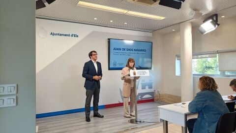 Juan de Dios Navarro y Aurora Rodil en el Ayuntamiento de Elche.