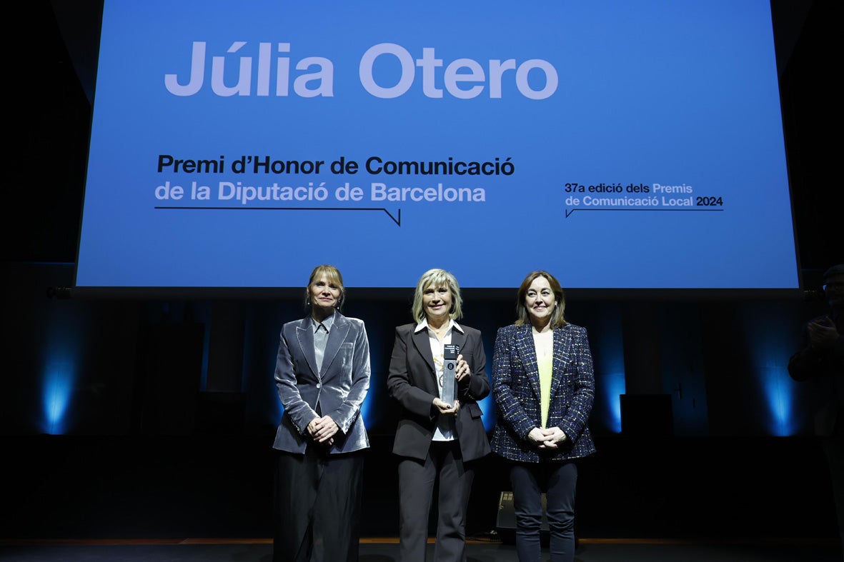 Júlia Otero rep el Premi d'Honor de la Comunicació que atorga la Diputació de Barcelona Júlia Otero rep el Premi d'Honor de la Comunicació que atorga la Diputació de Barcelona