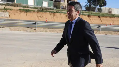 El president de la Generalitat, Carlos Mazón, durante su visita a las obras de recuperación del puente de la CV-403. El president de la Generalitat, Carlos Mazón, durante su visita a las obras de recuperación del puente de la CV-403.