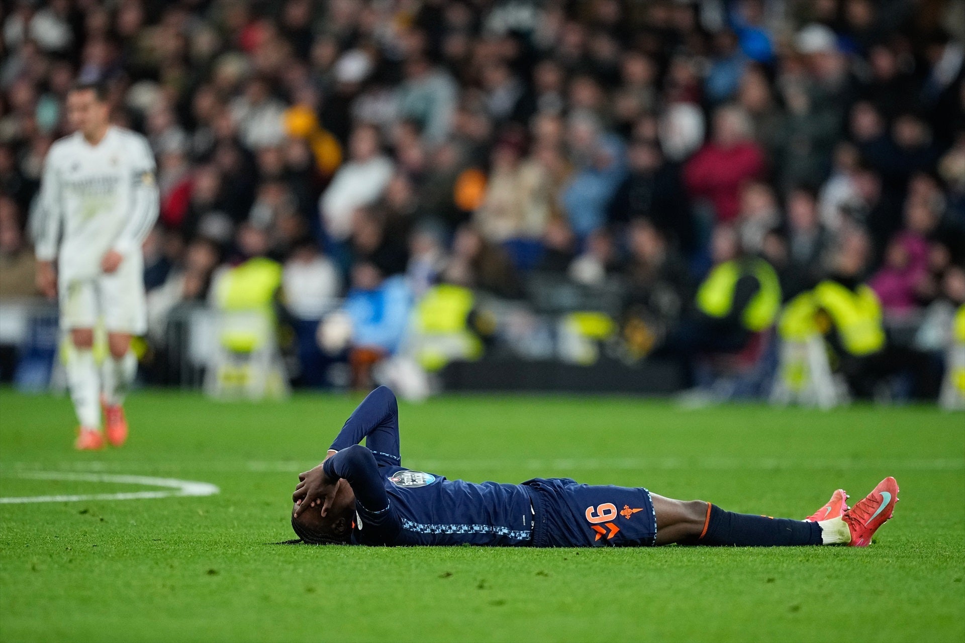 Polémica en el Real Madrid - Celta: penalti claro de Lunin y expulsión perdonada a Endrick Polémica en el Real Madrid - Celta: penalti claro de Lunin y expulsión perdonada a Endrick