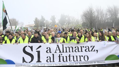 Miles de personas se manifiestan contra el cierre de la central nuclear de Almaraz | Onda Cero Radio
