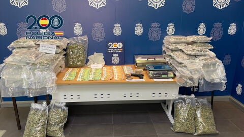 Efectos y parte de la marihuana que se ha intervenido en la operación policial.