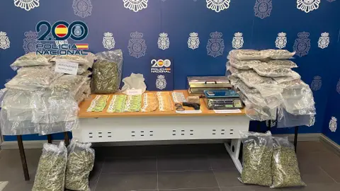 Efectos y parte de la marihuana que se ha intervenido en la operación policial. Efectos y parte de la marihuana que se ha intervenido en la operación policial.