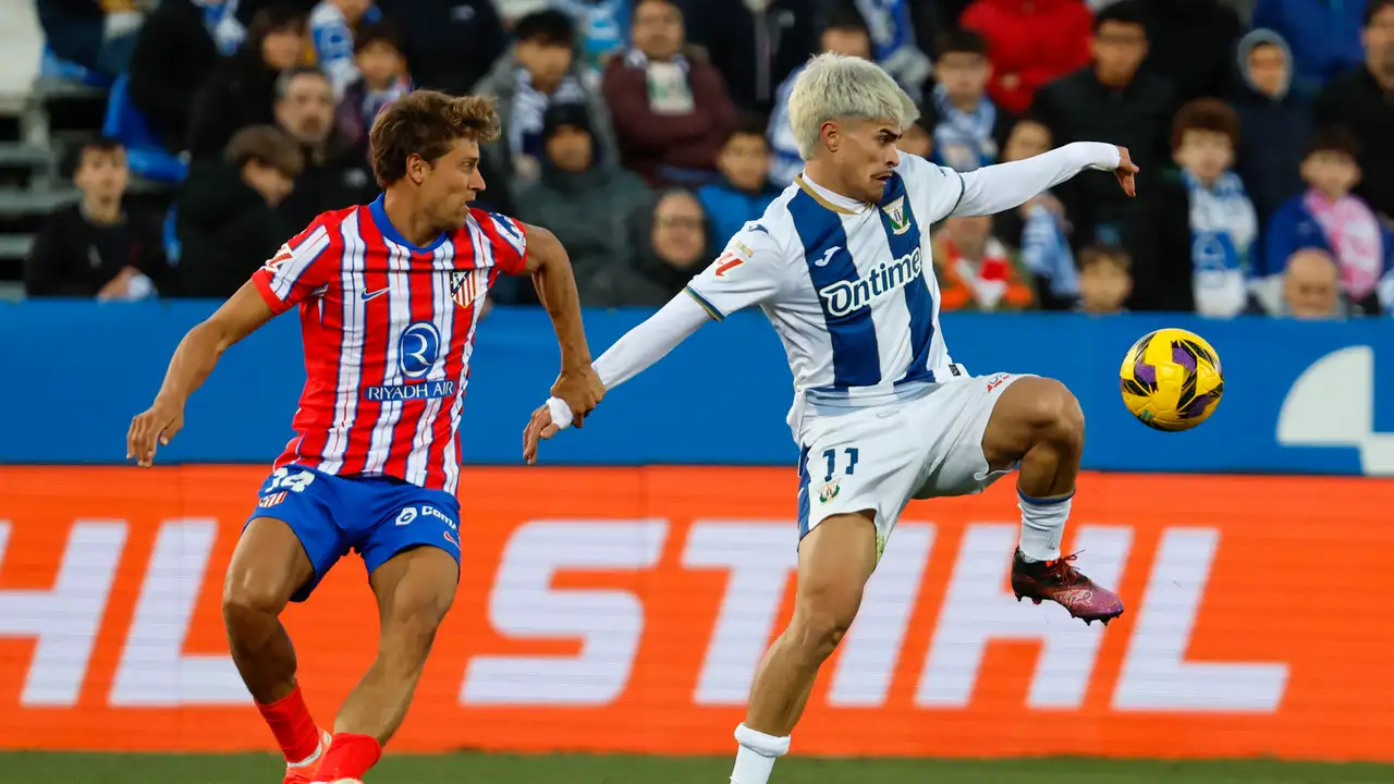 El defensa del Atlético de Madrid Marcos Llorente (i) y el extremo del Leganés Juan Cruz Díaz (d) durante el partido de este sábado El defensa del Atlético de Madrid Marcos Llorente (i) y el extremo del Leganés Juan Cruz Díaz (d) durante el partido de este sábado