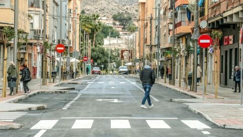 Aspecto de la avenida Alfonso XIII de Elda tras la remodelación de la que está siendo objeto.