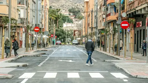 Aspecto de la avenida Alfonso XIII de Elda tras la remodelación de la que está siendo objeto. Aspecto de la avenida Alfonso XIII de Elda tras la remodelación de la que está siendo objeto.