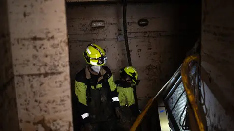 Imagen de archivo de varios bomberos revisan un garaje inundado por la DANA en Benetússer. Imagen de archivo de varios bomberos revisan un garaje inundado por la DANA en Benetússer.