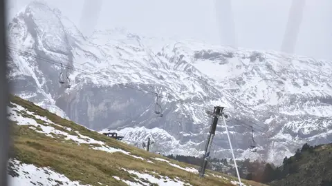 Imagen de archivo de una montaña nevada en la estación de esquí de Astún. Imagen de archivo de una montaña nevada en la estación de esquí de Astún.
