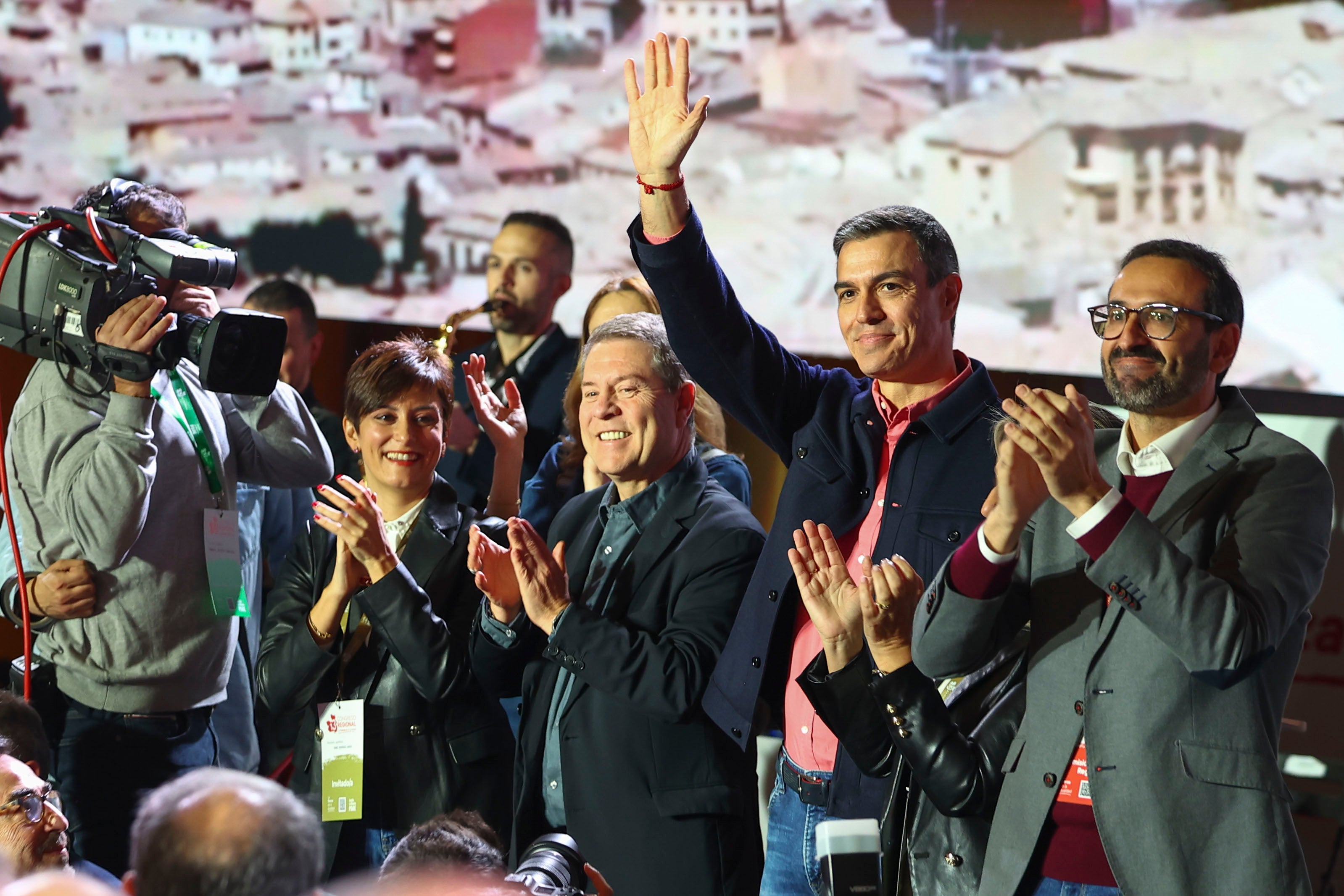 Sánchez ofrece "todo su apoyo" a Page y critica al PP: "Seguirá sumido en la miseria moral" Sánchez ofrece "todo su apoyo" a Page y critica al PP: "Seguirá sumido en la miseria moral"