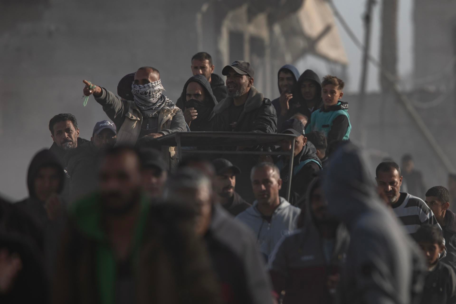 Israel anuncia que comienza el alto en fuego en Gaza tras recibir los nombres de las tres rehenes a liberar este domingo Israel anuncia que comienza el alto en fuego en Gaza tras recibir los nombres de las tres rehenes a liberar este domingo