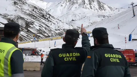 Fotografía de miembros de la Guardia Civil este sábado en la estación de esquí de Astún (Huesca) Fotografía de miembros de la Guardia Civil este sábado en la estación de esquí de Astún (Huesca)
