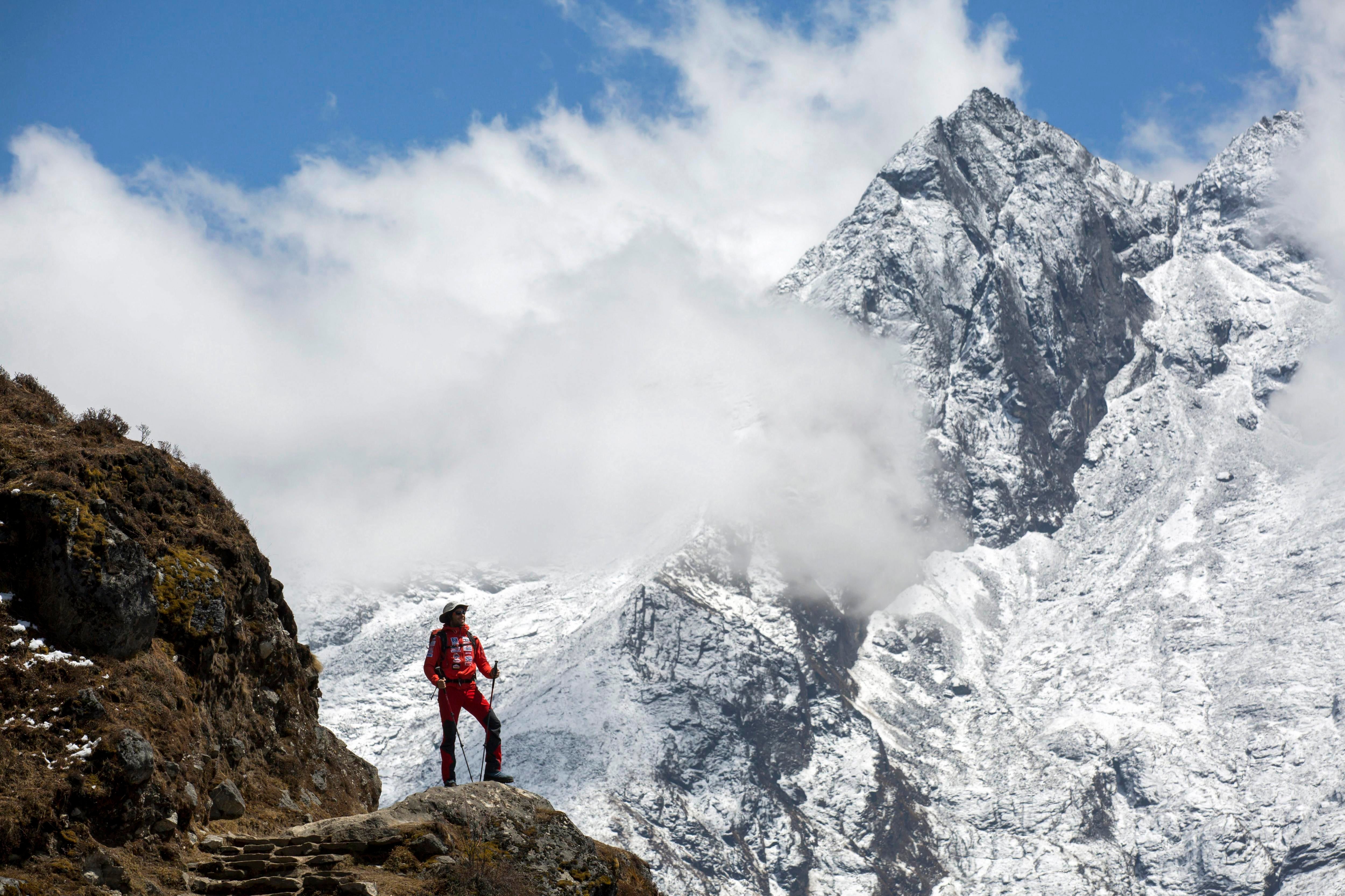 En coche al Everest: una nueva carretera permite llegar a la cima del mundo En coche al Everest: una nueva carretera permite llegar a la cima del mundo