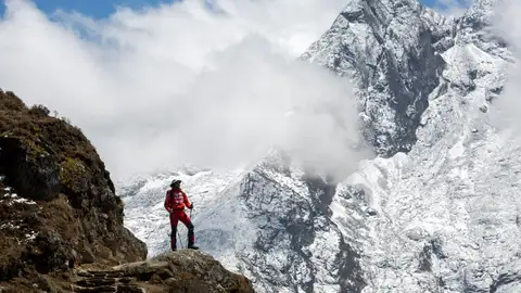 Un montañero admira las vistas durante su ruta