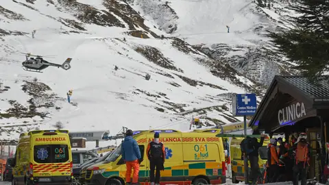 Varias ambulancias en la estación de esquí de Astún Varias ambulancias en la estación de esquí de Astún