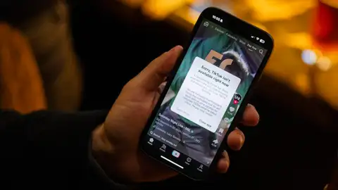 Una persona sostiene su móvil con el mensaje de error por el que TikTok deja de funcionar en EEUU. Una persona sostiene su móvil con el mensaje de error por el que TikTok deja de funcionar en EEUU.