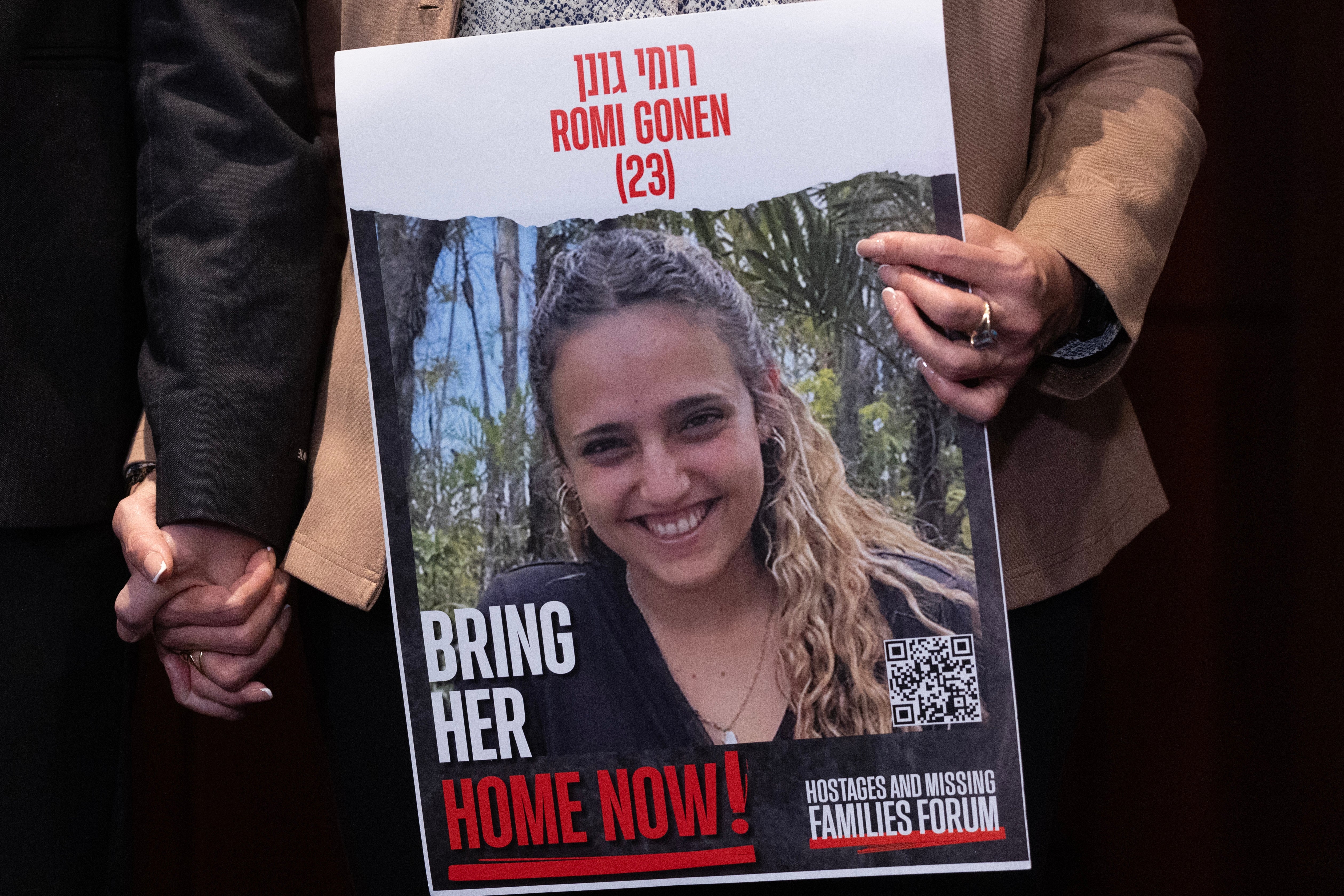 Hamás libera a las tres primeras rehenes israelíes en el marco del alto el fuego con Israel Hamás libera a las tres primeras rehenes israelíes en el marco del alto el fuego con Israel