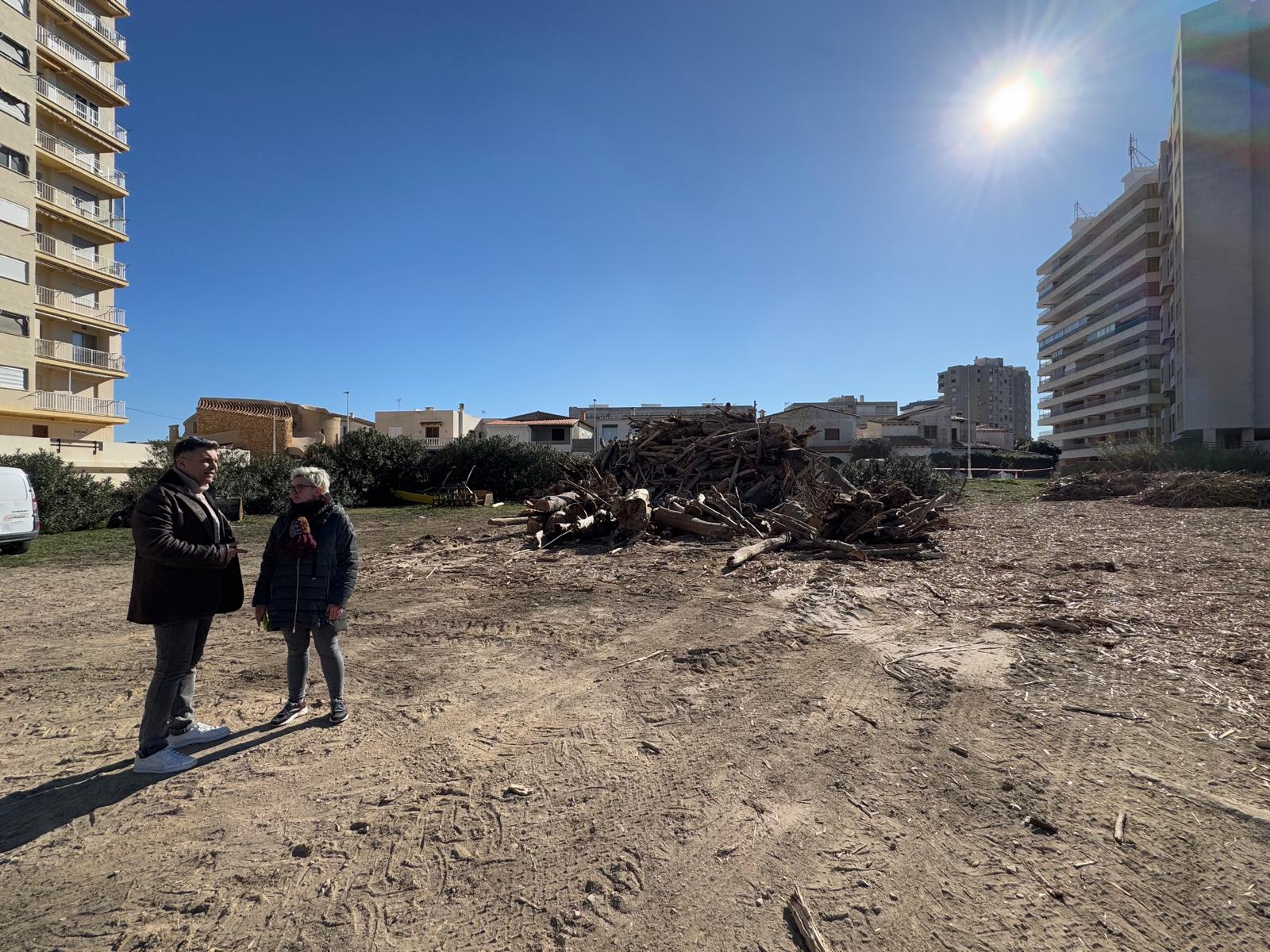 Sueca supervisa los trabajos de la empresa Tragsa encargada de limpiar la arena de las playas Sueca supervisa los trabajos de la empresa Tragsa encargada de limpiar la arena de las playas