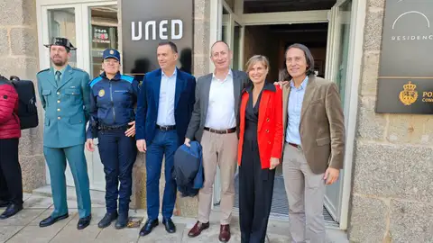 Responsables de la UNED Pontevedra Autoridades académicas, municipales y policiales en el acceso a la aula de la UNED Pontevedra en la localidad de Ponteareas