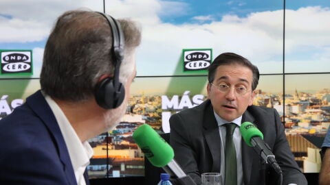 El ministro de Asuntos Exteriores, Unión Europea y Cooperación, José Manuel Albares, con Carlos Alsina en 'Más de uno'