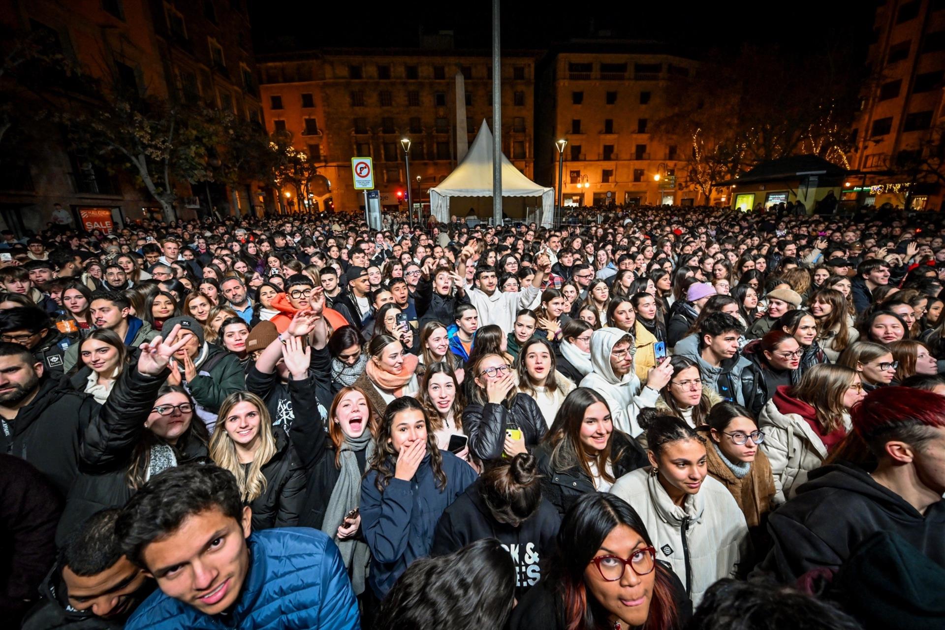La Revetla de Sant Sebastià congrega a más de 50.000 personas en Palma La Revetla de Sant Sebastià congrega a más de 50.000 personas en Palma