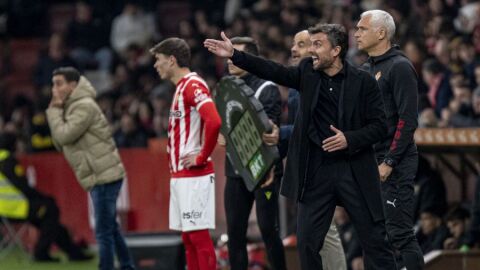 Alb&eacute;s da indicaciones en la banda