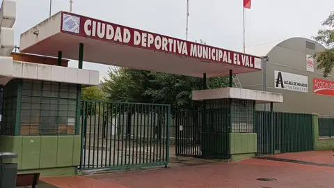 La UDEF registra la sede de la Ciudad Deportiva Municipal de Alcalá de Henares en busca de documentación sobre posibles contrataciones irregulares Entrada a la Ciudad Deportiva Municipal El Val de Alcalá de Henares