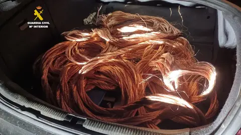Detenidos tres varones por sustraer más de 3 toneladas de cobre en fábricas del Baix Maestrat Detenidos tres varones por sustraer más de 3 toneladas de cobre en fábricas del Baix Maestrat