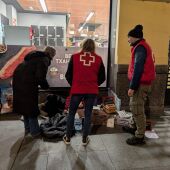 Voluntarios con un sintecho en Vitoria