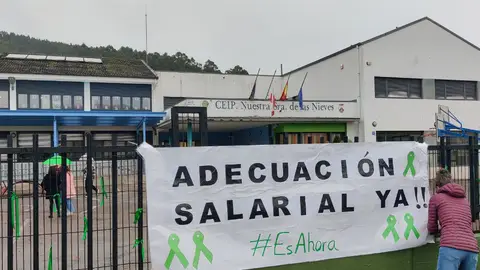 Los docentes de Cantabria y su campaña de Adecuación Salarial en los colegios de la comunidad Los docentes de Cantabria y su campaña de Adecuación Salarial en los colegios de la comunidad