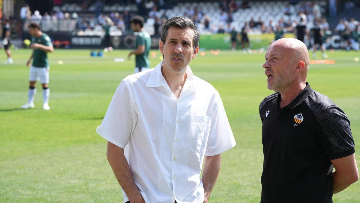 Voulgaris destituye a Dick Schreuder y anuncia a Johan Plat como nuevo entrenador Voulgaris destituye a Dick Schreuder y anuncia a Johan Plat como nuevo entrenador
