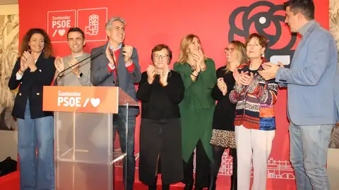Pedro Casares y Pablo Zuloaga durante la tradicional comida del PSOE de Santander Pedro Casares y Pablo Zuloaga durante la tradicional comida del PSOE de Santander