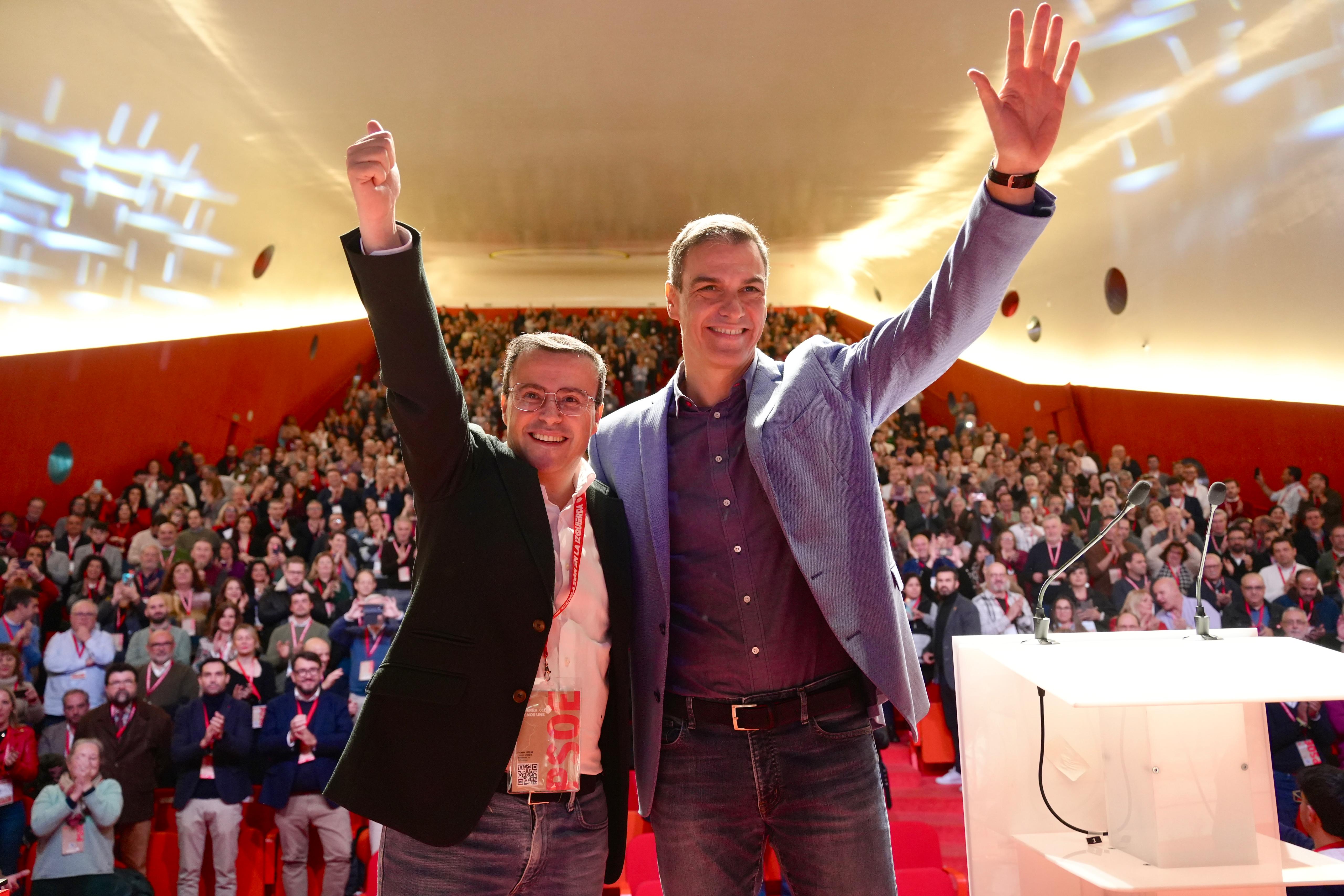 Sánchez arropa a Gallardo y le ofrece todo su apoyo para recuperar para el PSOE la Junta de Extremadura Sánchez arropa a Gallardo y le ofrece todo su apoyo para recuperar para el PSOE la Junta de Extremadura