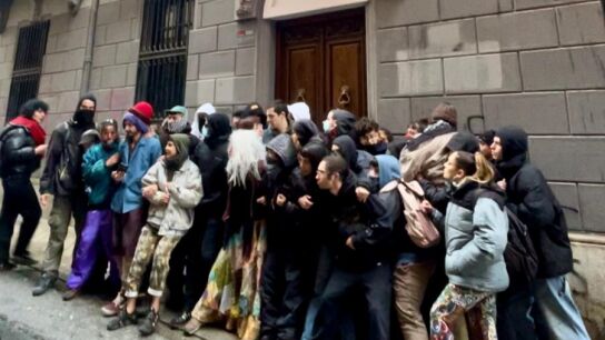 Ocupaci&oacute;n y enfrentamientos en la calle Azacayas tras intento de desalojo