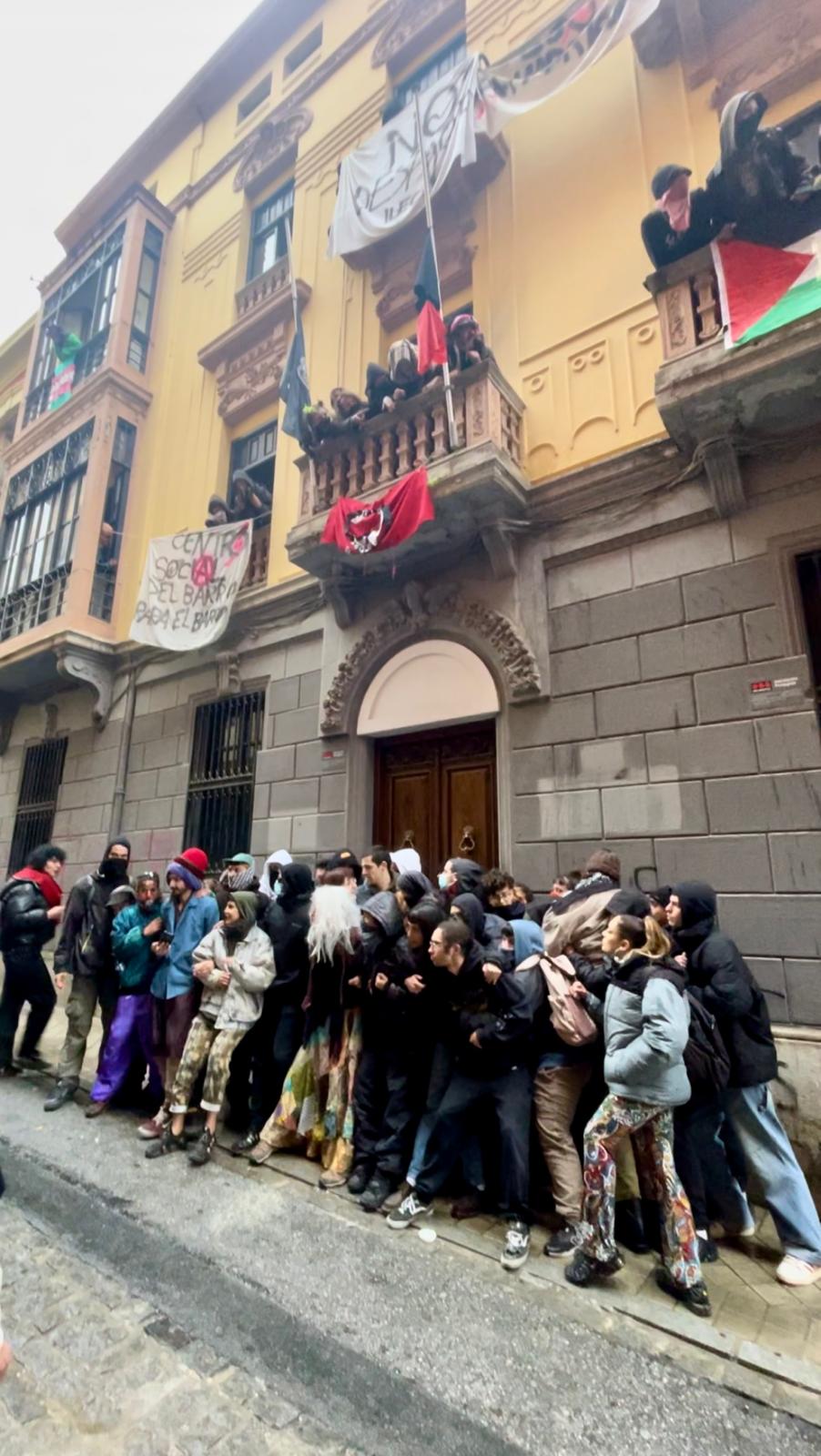 Ocupación y enfrentamientos en la calle Azacayas tras intento de desalojo Ocupación y enfrentamientos en la calle Azacayas tras intento de desalojo